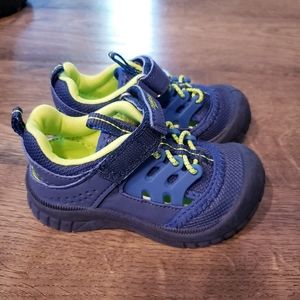 EUC OshKosh Active Toddler Shoe - 6c